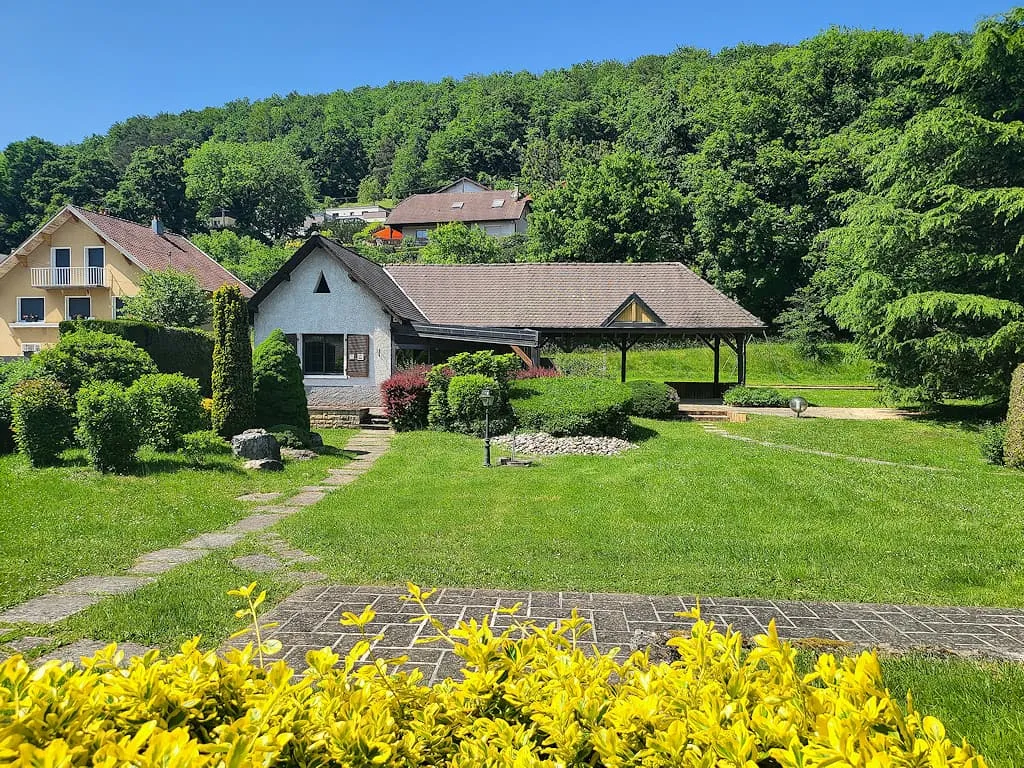 Pavillon indépendant avec terrasse couverte, au milieu du jardin