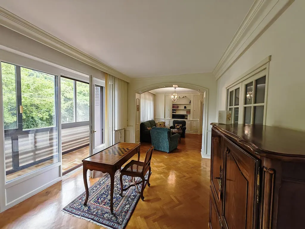 Salon de la maison principale ouvert sur la verrière, dans son état actuel