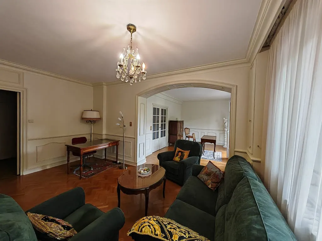 Séjour actuel de la maison principale, avec son arche et son mobilier
